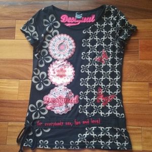 Gorgeous Short sleeve T shirt by Desigual.